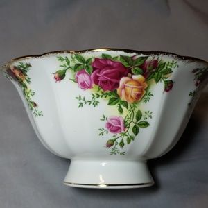 Old country roses footed bowl